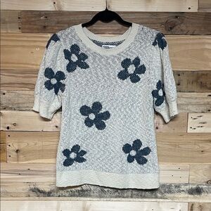 Sonoma size Large Cream with Blue Floral Short Sleeve Soft Stretchy Knit Sweater